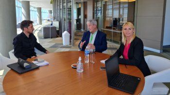 Hernan Lechter (izq.) y Laura Andino (der.) como autoridades del Litio de YPF con el Ministro de Educación, Ciencia y Tecnología de la provincia de Misiones, Miguel Sedoff. Hernan Lechter (izq.) y Laura Andino (der.) como autoridades del Litio de YPF con el Ministro de Educación, Ciencia y Tecnología de la provincia de Misiones, Miguel Sedoff.
