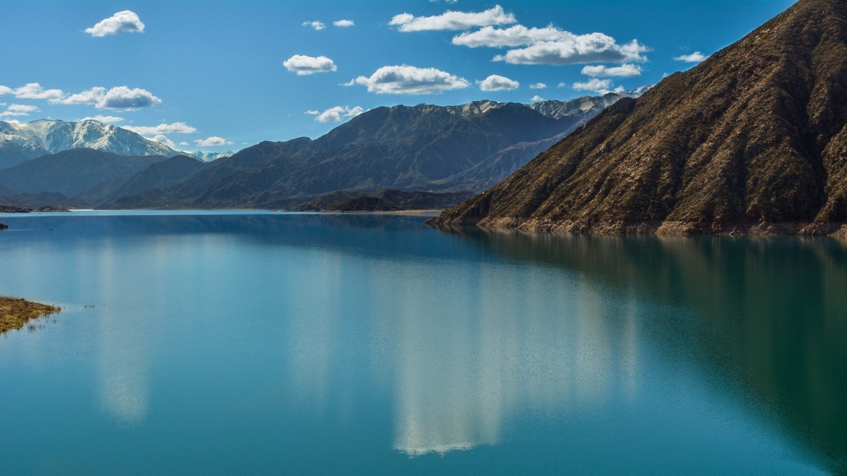 Se pueden realizar rafting, kayak, o cabalgatas y senderismo alrededor del Embalse de Potrerillos. Foto: Change.org