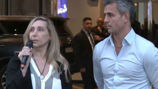 Karina Milei y Martín Menem frente al búnker libertario en el Hotel Libertador (Foto: Captura de TV) Karina Milei y Martín Menem frente al búnker libertario en el Hotel Libertador (Foto: Captura de TV)