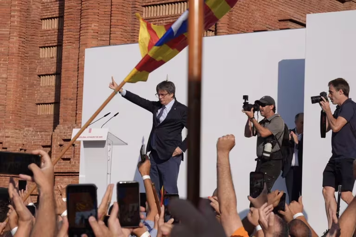 Carles Puigdemont llega al acto en el paseo Lluís Companys, 8 de agosto de 2024, en Barcelona. Había vuelto para la investidura del nuevo presidente de la Generalitat, Salvador Illa, pero no pudo presenciar la sesión (David Zorrakino/Europa Press) Carles Puigdemont llega al acto en el paseo Lluís Companys, 8 de agosto de 2024, en Barcelona. Había vuelto para la investidura del nuevo presidente de la Generalitat, Salvador Illa, pero no pudo presenciar la sesión (David Zorrakino/Europa Press)