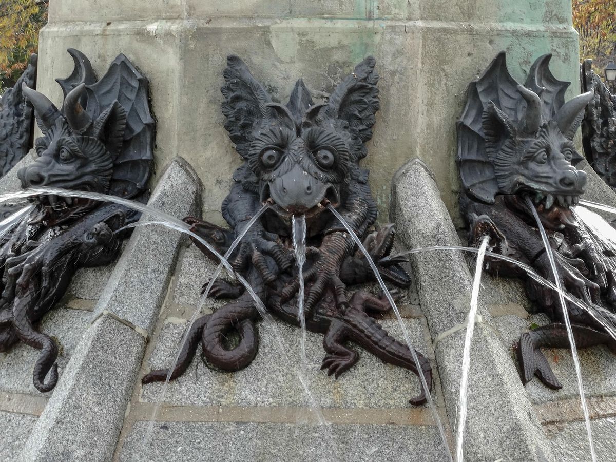 Siete figuras demoníacas sostienen el pedestal y observan la caída de Lucifer, un detalle que completa la iconografía dramática de la escultura. Siete figuras demoníacas sostienen el pedestal y observan la caída de Lucifer, un detalle que completa la iconografía dramática de la escultura.