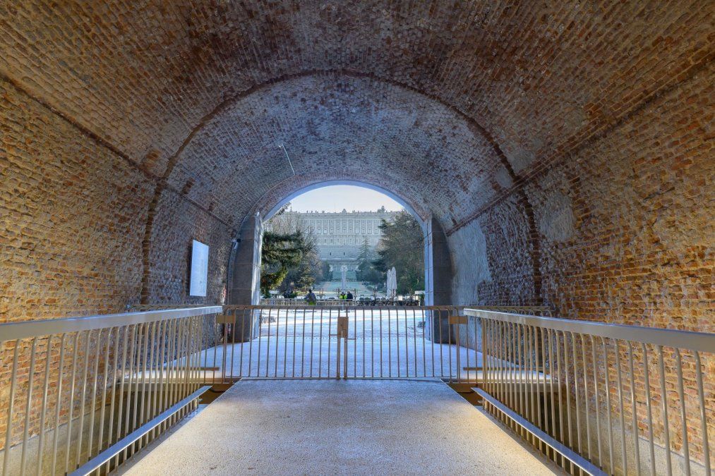 Interior del Túnel de Villanueva, también conocido como Túnel de Bonaparte, recientemente reabierto al público en Madrid.
