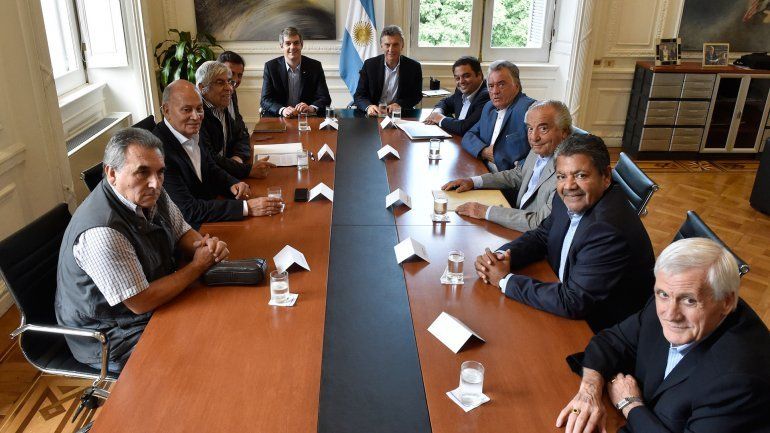 Mauricio Macri y Marcos Peña en la cabecera, y luego diferentes líderes sindicales de la CGT que nunca quieren abordar una reforma laboral en serio.