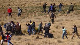 altText(Bolivia: Varios heridos por violentos enfrentamientos entre arcistas y evistas)}