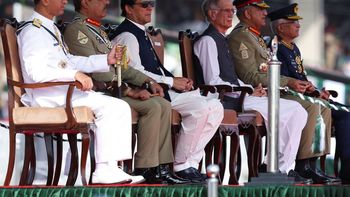 Imran Khan, al centro y de lentes oscuros, perdió el apoyo del Ejército. Imran Khan, al centro y de lentes oscuros, perdió el apoyo del Ejército.