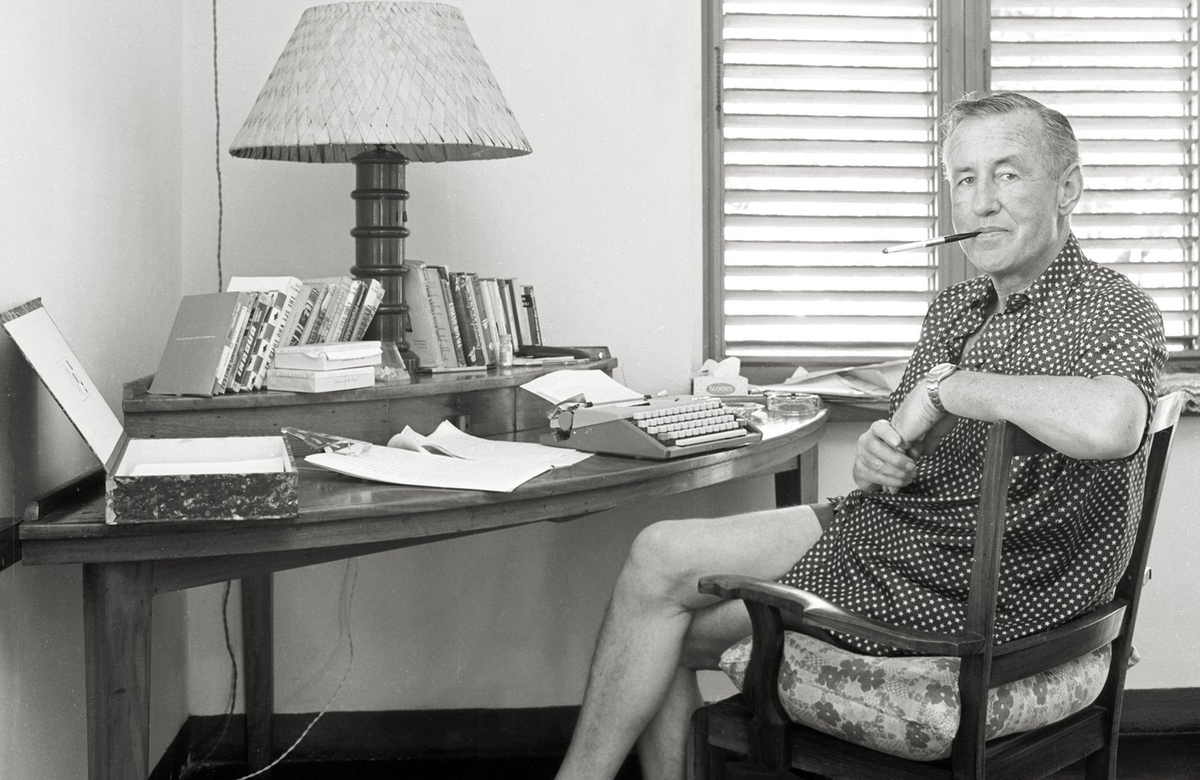 En su casa de Goldeneye, en Jamaica, Fleming dio vida a James Bond. Sentado frente a su máquina de escribir, todas las mañanas dio forma a las aventuras del espía británico a lo largo de 14 novelas. En su casa de Goldeneye, en Jamaica, Fleming dio vida a James Bond. Sentado frente a su máquina de escribir, todas las mañanas dio forma a las aventuras del espía británico a lo largo de 14 novelas.