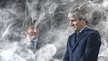Javier Milei y Luis Caputo en medio del humo. Javier Milei y Luis Caputo en medio del humo.