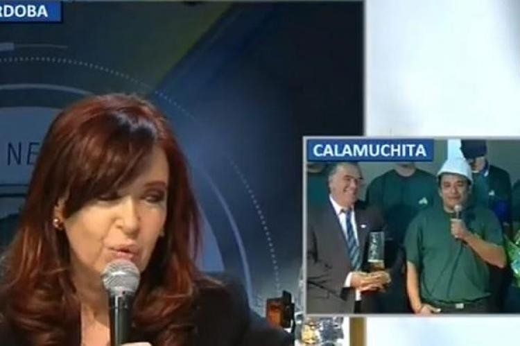 Cristina dialogando en videoconferencia con Farías.