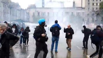 Incidentes frente al Congreso: Irrumpieron encapuchados violentos y se disparó la represión policial