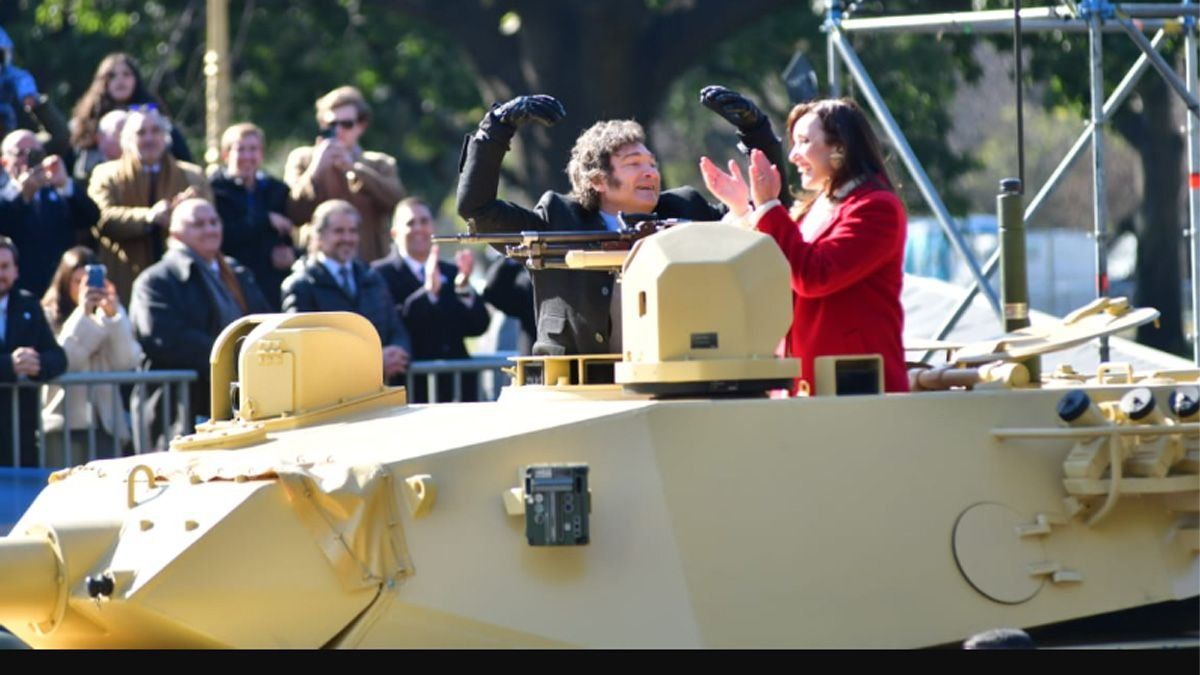 Javier Milei y Victoria Villarruel festejando en un blindado que acercó Luis Petri. Javier Milei y Victoria Villarruel festejando en un blindado que acercó Luis Petri.