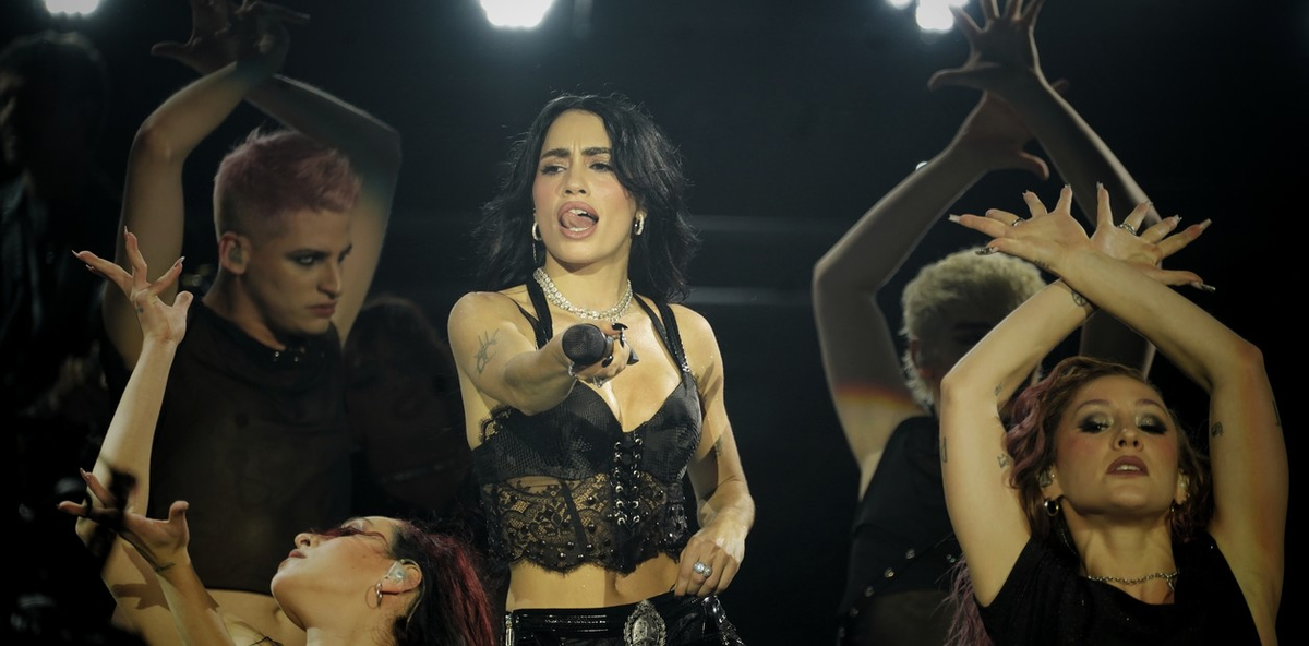 Lali aprovechó el show más importante de su carrera para despedir al Indio Solari, culminando en una multitud cantando Lali aprovechó el show más importante de su carrera para despedir al Indio Solari, culminando en una multitud cantando