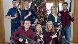 altText(Un congresista de USA y su familia piden balas a Santa Claus)}