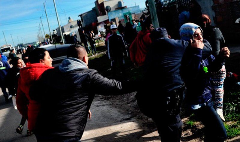 Los fiscales advirtieron que está probado que un sujeto de sexo masculino [...], se agachó, tomó un elemento de porte compatible con una piedra del suelo y loarrojó hacia al auto que trasladaba a Macri.