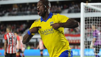 River, con amenaza de losbarras, goleó a Gimnasia de La Plata 4-0 mientras que Boca le ganó 0-1 aEstudiantes con polémica. (Foto: Télam) River, con amenaza de losbarras, goleó a Gimnasia de La Plata 4-0 mientras que Boca le ganó 0-1 aEstudiantes con polémica. (Foto: Télam)