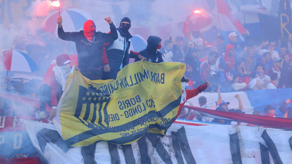 Peñarol y Nacional de Montevideo quedó salpicado por los incidentes provocados por la caída de una bengala en el palco de periodistas en el estadio Centenario. Peñarol y Nacional de Montevideo quedó salpicado por los incidentes provocados por la caída de una bengala en el palco de periodistas en el estadio Centenario.