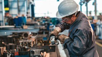 La industria acelera en mayo, pero los empresarios creen que necesitarán una menor dotación de personal en el corto plazo. La industria acelera en mayo, pero los empresarios creen que necesitarán una menor dotación de personal en el corto plazo.