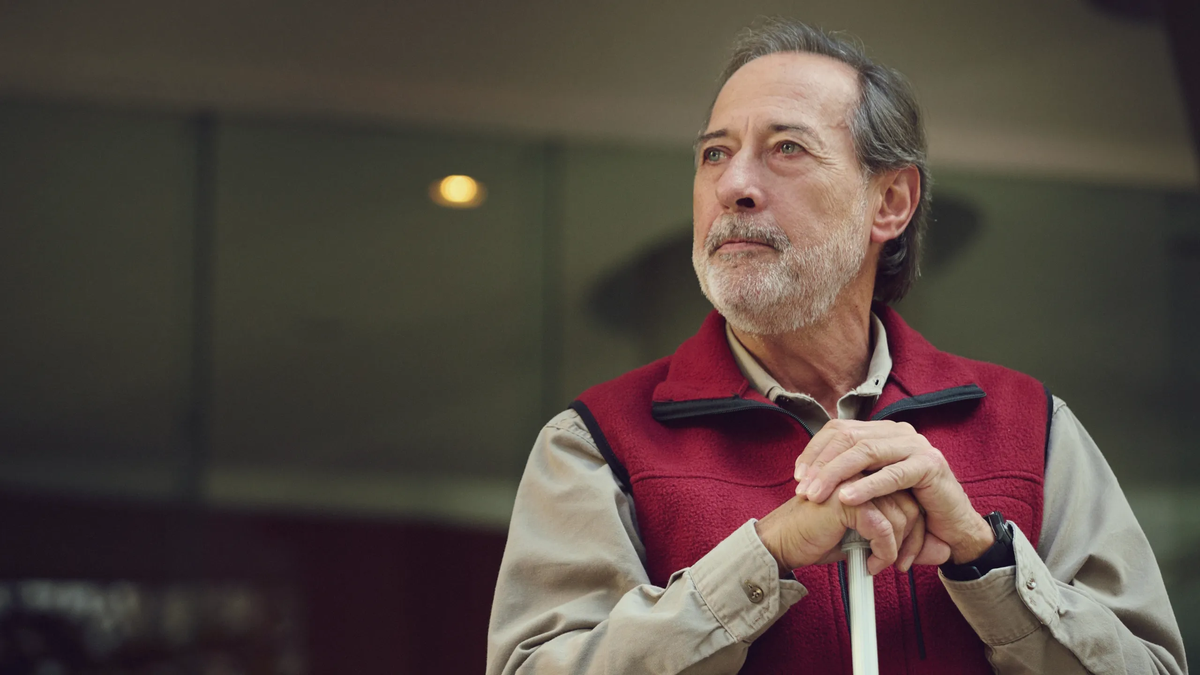 La serie cambia de escala y lleva a Eliseo al poder político como asesor presidencial, mientras enfrenta conspiraciones y a su enemigo Zambrano. Fuente: Disney La serie cambia de escala y lleva a Eliseo al poder político como asesor presidencial, mientras enfrenta conspiraciones y a su enemigo Zambrano. Fuente: Disney