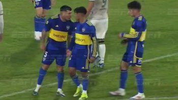 Gary Medel mandó en cana a Milton Delgado en pleno partido de Defensa y Justicia-Boca. (Foto: ESPN). Gary Medel mandó en cana a Milton Delgado en pleno partido de Defensa y Justicia-Boca. (Foto: ESPN).