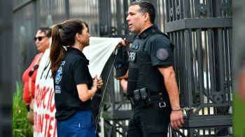 Inédito: Un policía armado se esposó a la Casa Rosada para protestar