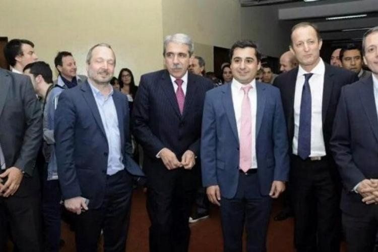 Diego Molea (con corbata rosa) junto con Aníbal Fernández, Martín Sabbatella y Martín Insaurralde.