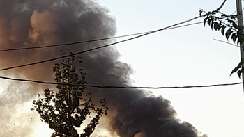 feroz incendio en deposito de moron: 20 dotaciones de bomberos no pueden controlarlo feroz incendio en deposito de moron: 20 dotaciones de bomberos no pueden controlarlo