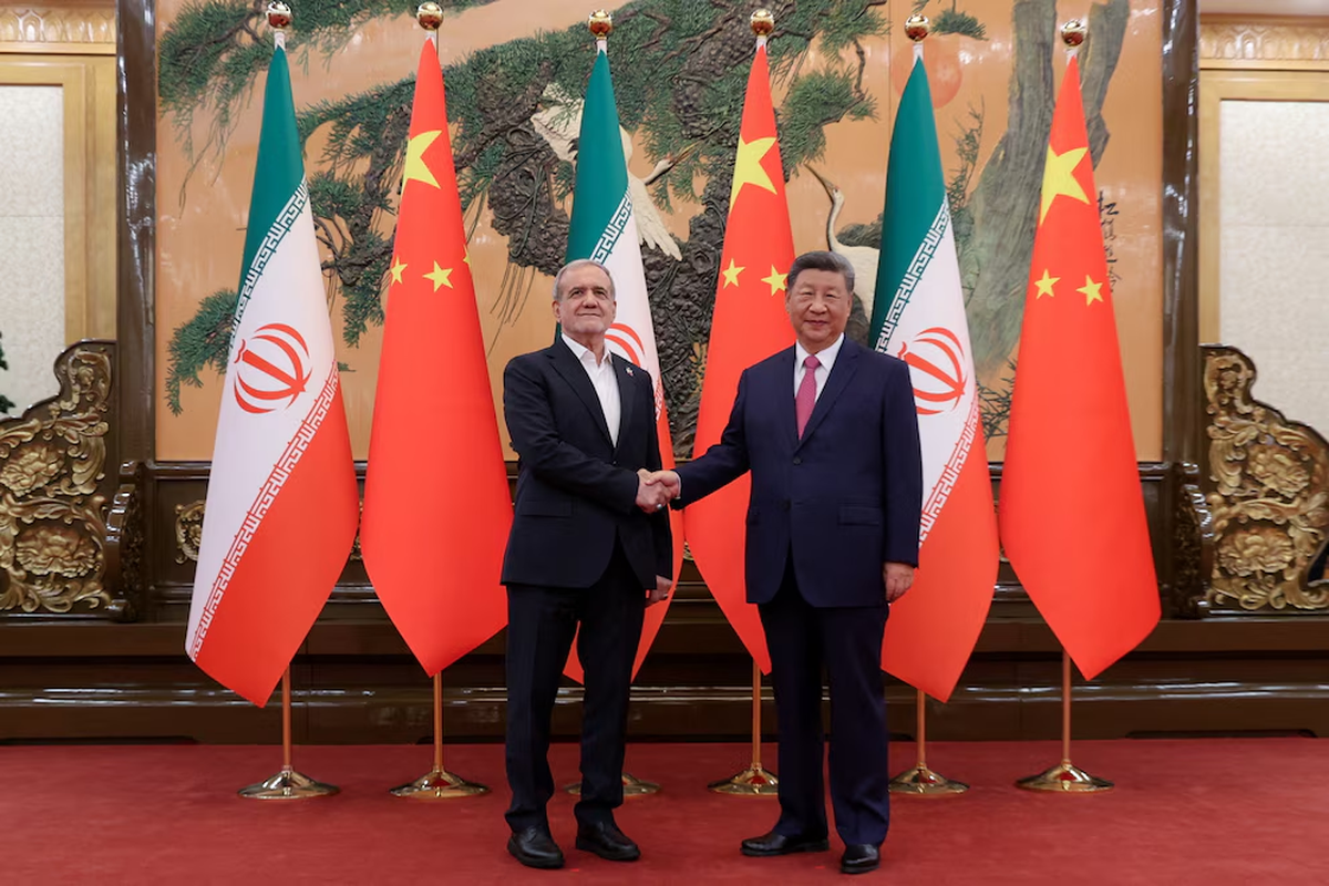 El presidente iran&iacute; Masoud Pezeshkian y el presidente chino Xi Jinping se dan la mano durante un encuentro en Pek&iacute;n, China (Presidencia de Ir&aacute;n/WANA (Agencia de Noticias de Asia Occidental)/Foto distribuida a trav&eacute;s de REUTERS/Archivo)