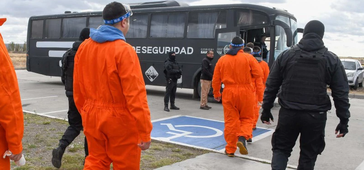 Los presos de Santa Cruz salen a trabajar a las calles. Foto tomada del 'Diario Nuevo Día'