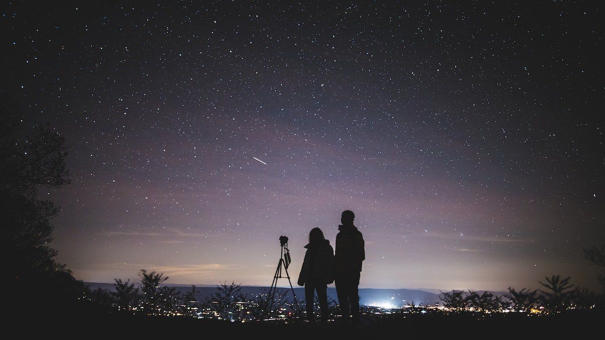 El cielo de invierno muestra las estrellas en una noche sin luna