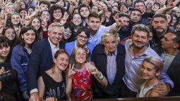 altText(Alberto F. ante estudiantes: Usó lenguaje inclusivo y prometió un 