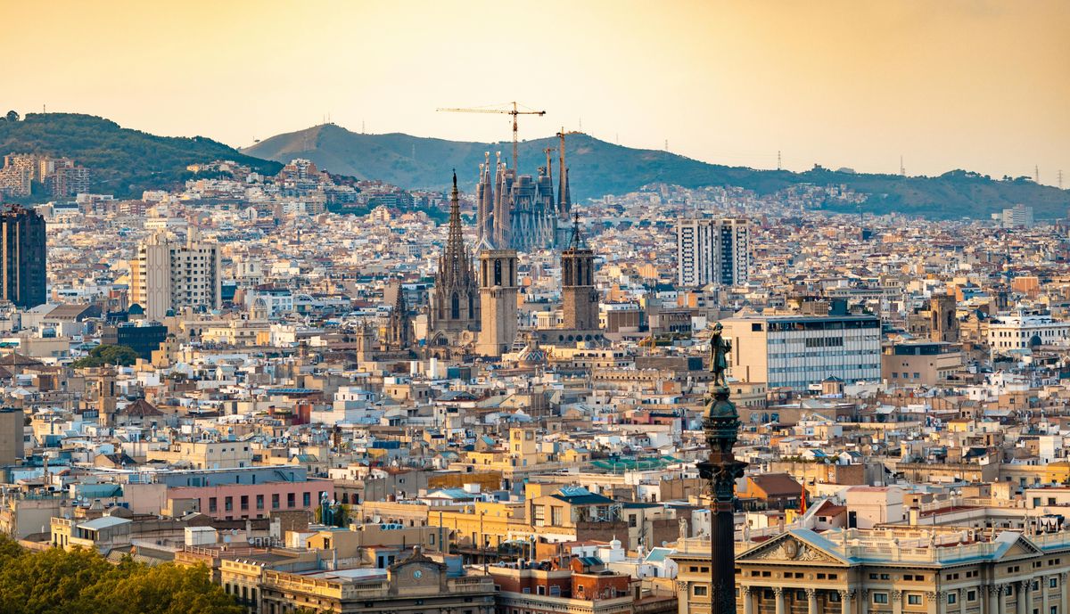 Panorámica de Barcelona donde destaca la Sagrada Familia, que continúa en fase de restauración y construcción. Panorámica de Barcelona donde destaca la Sagrada Familia, que continúa en fase de restauración y construcción.