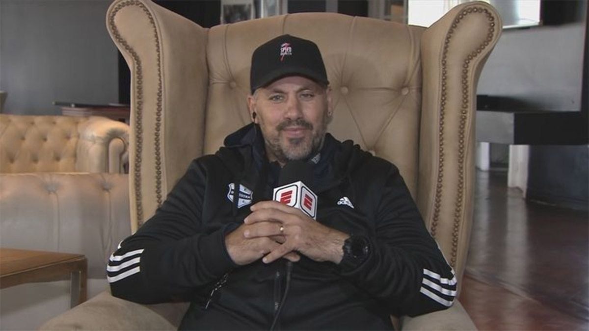 Cristian Fabbiani, técnico de Riestra, chicaneó a San Lorenzo tras ganarle este fin de semana 1-0 por la Liga Profesional en que “100 veces más jerarquía”. (Foto: Captura TV)