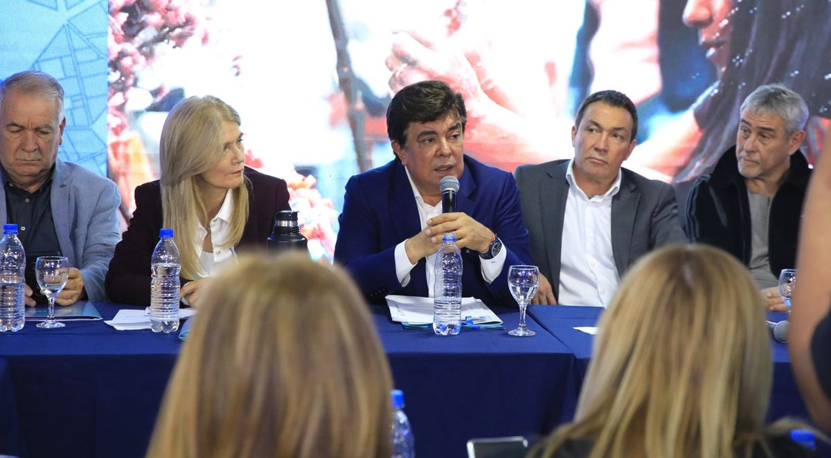 Fernando Espinoza, Verónica Magario e integrantes de la FAM.
