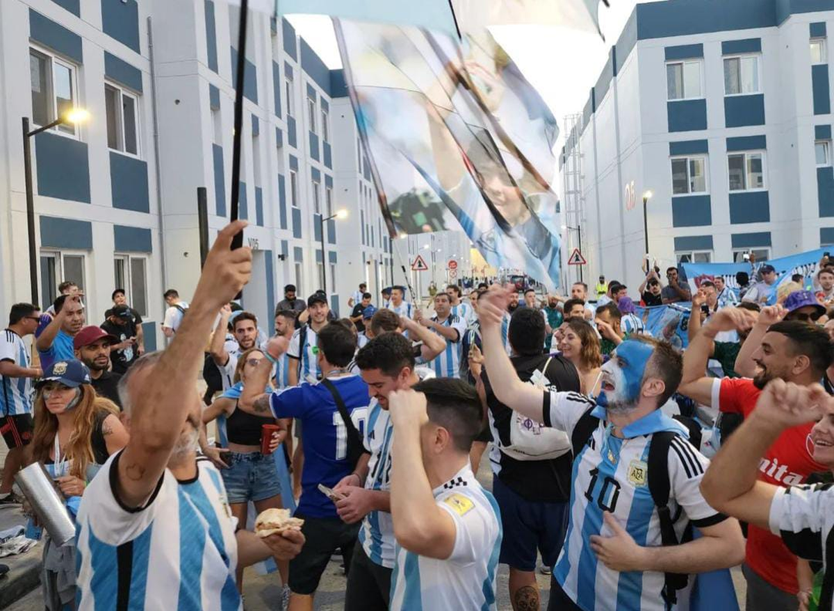 La hinchada argentina copó el Barwargento.