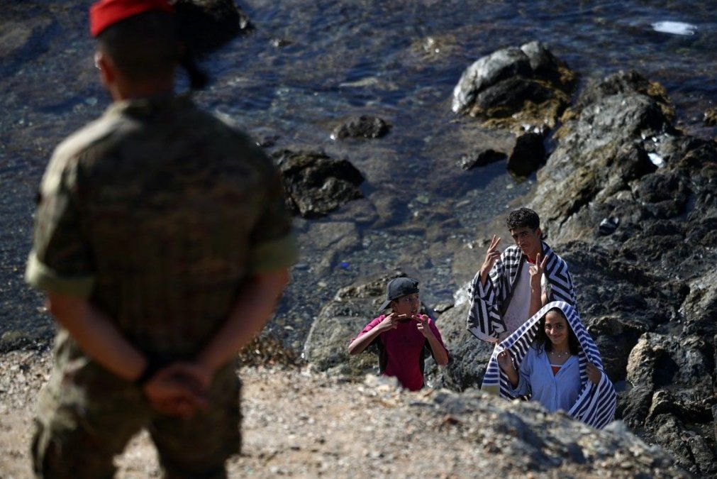 La crisis migratoria vuelve a tensar Ceuta mientras Marruecos reclama la devolución de sus menores y España refuerza la frontera ante el temor a una nueva oleada.