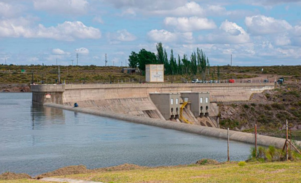 La represa El Nihuil, ubicada en la provincia de Mendoza, impidió que el río Atuel llegara al oeste de La Pampa desde 1947, lo que causó daños ambientales y económicos en La Pampa.&nbsp;
