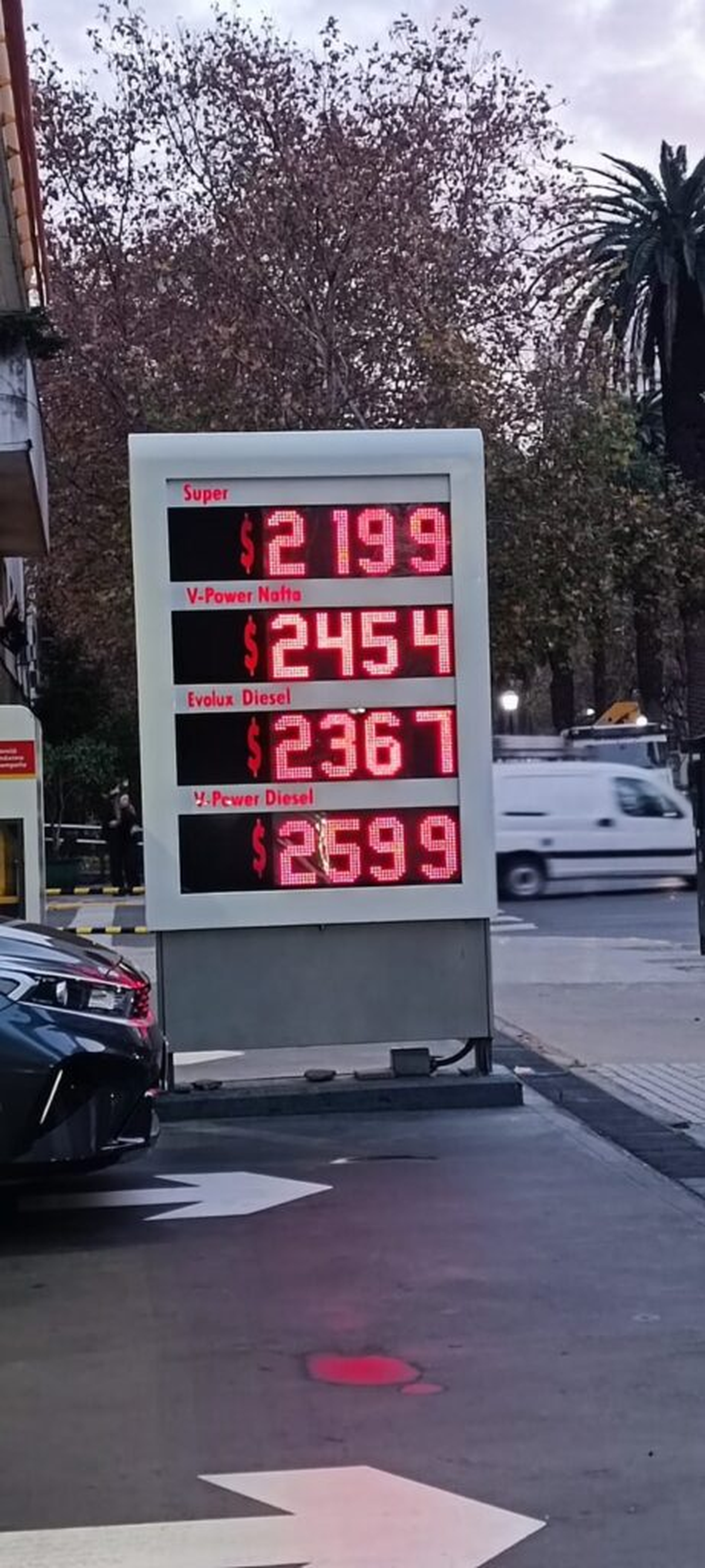 Las pizarras de algunas estaciones de servicio ya se encuentran actualizadas. Las pizarras de algunas estaciones de servicio ya se encuentran actualizadas.