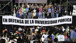 altText(Paro universitario que no conmueve a Milei y clase pública frente a la casa de Adorni)}
