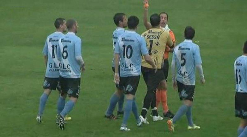 Imagen del arquero Gastón Sessa tomando del cuello el árbitro Julio Barraza