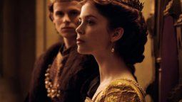 altText(Charlotte Hope: de villana en GOT a una Catalina de Aragón enamorada, poderosa y maternal)}
