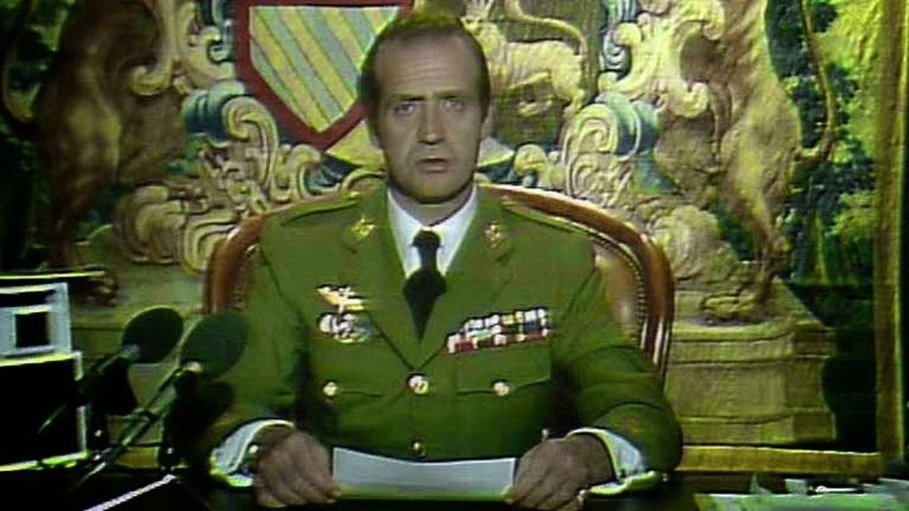 Juan Carlos I durante su mensaje televisado la noche del 23 de febrero de 1981, intervención con la que defendió el orden constitucional tras el asalto al Congreso de los Diputados.