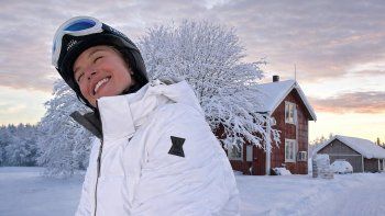 De fondo, Laponia; en primer plano, el outfit de Sydney Sweeney para esquiar durante su escapada al norte de Finlandia. De fondo, Laponia; en primer plano, el outfit de Sydney Sweeney para esquiar durante su escapada al norte de Finlandia.