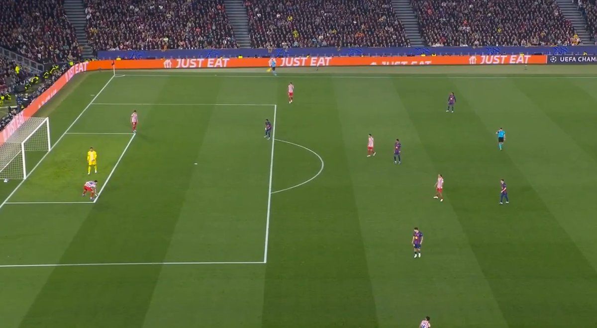 Marc Pubill toma el balón con la mano tras el pase de Juan Musso en el área del Atlético, acción que provocó la protesta formal del FC Barcelona.