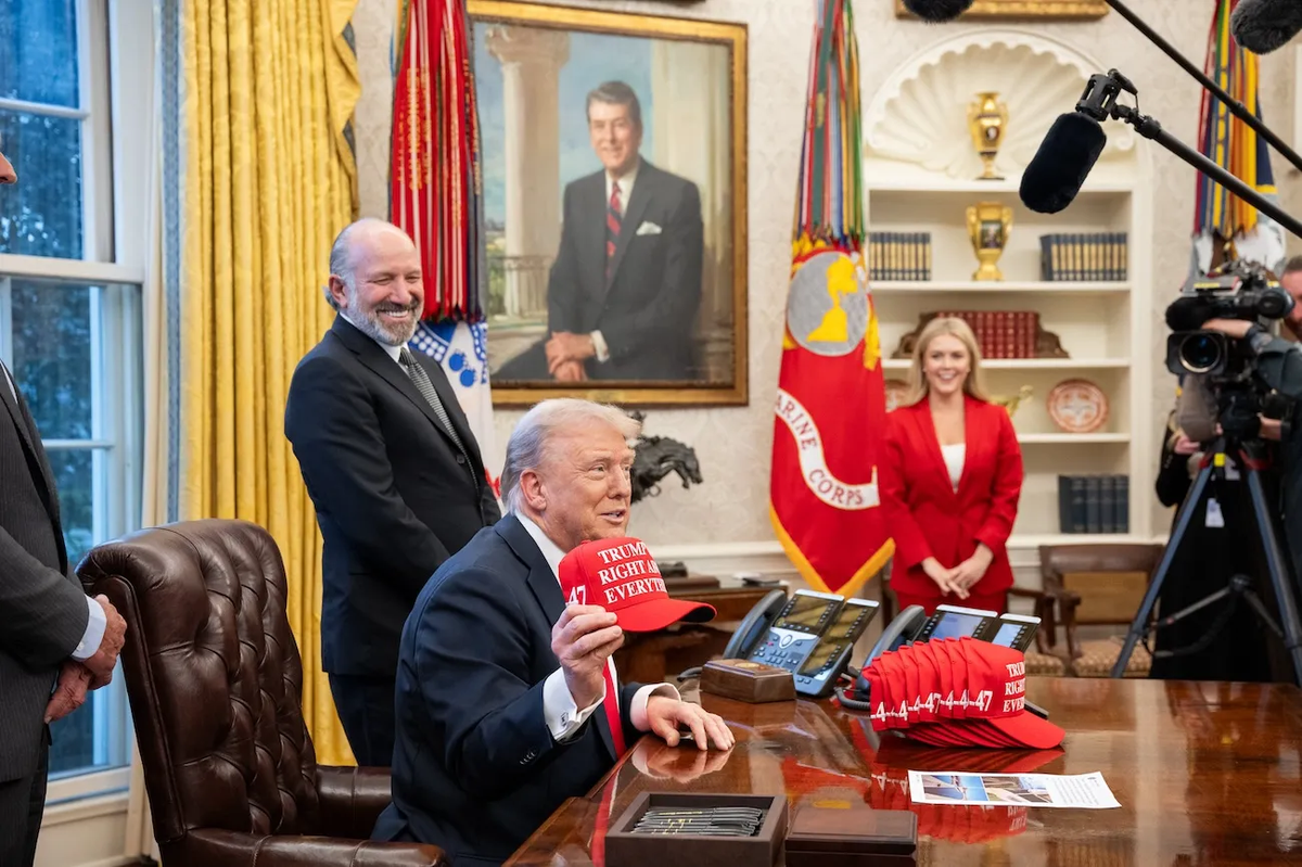 Donald Trump en la Sala Oval con Howard Lutnick.