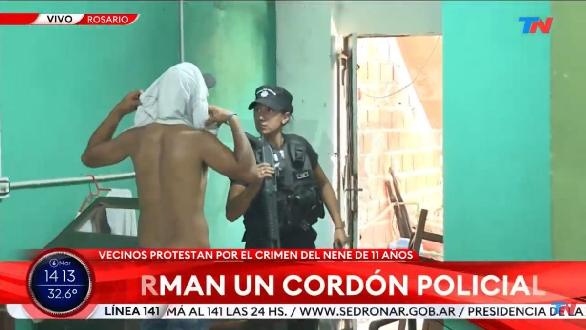 Los vecinos que destruyeron la casa del supuesto narco (Foto: Captura de pantalla del reportaje TN)