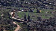 Silat al-Harithiya, Cisjordania: Excavadoras israelíes comienzan a trabajar en tierras pertenecientes a la comunidad palestina Jaradat, expropiada para levantar asentamientos de colonos en el área de Sarouj, el 22/12/2025. Silat al-Harithiya, Cisjordania: Excavadoras israelíes comienzan a trabajar en tierras pertenecientes a la comunidad palestina Jaradat, expropiada para levantar asentamientos de colonos en el área de Sarouj, el 22/12/2025.