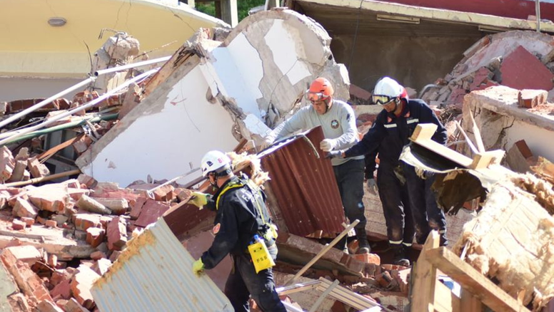 Derrumbe en Villa Gesell: Confirman un muerto y habría 3 personas demoradas