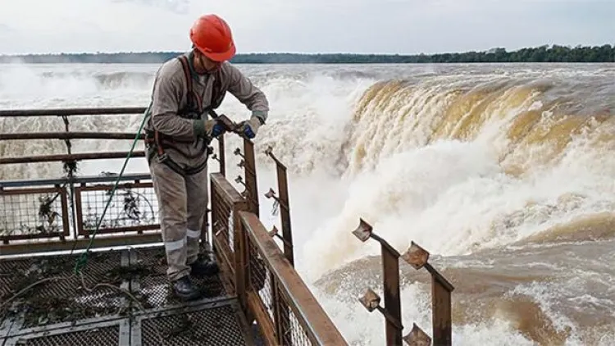Crecida del río, desborde en Iguazú, impacto sobre el Paraná. Crecida del río, desborde en Iguazú, impacto sobre el Paraná.