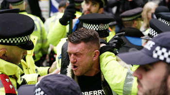 Graves disturbios en las calles de Belfast tras la viralización de discursos antiinmigración en redes sociales. El activista de extrema derecha Tommy Robinson fue demorado por las autoridades británicas en el aeropuerto de Heathrow. Graves disturbios en las calles de Belfast tras la viralización de discursos antiinmigración en redes sociales. El activista de extrema derecha Tommy Robinson fue demorado por las autoridades británicas en el aeropuerto de Heathrow.