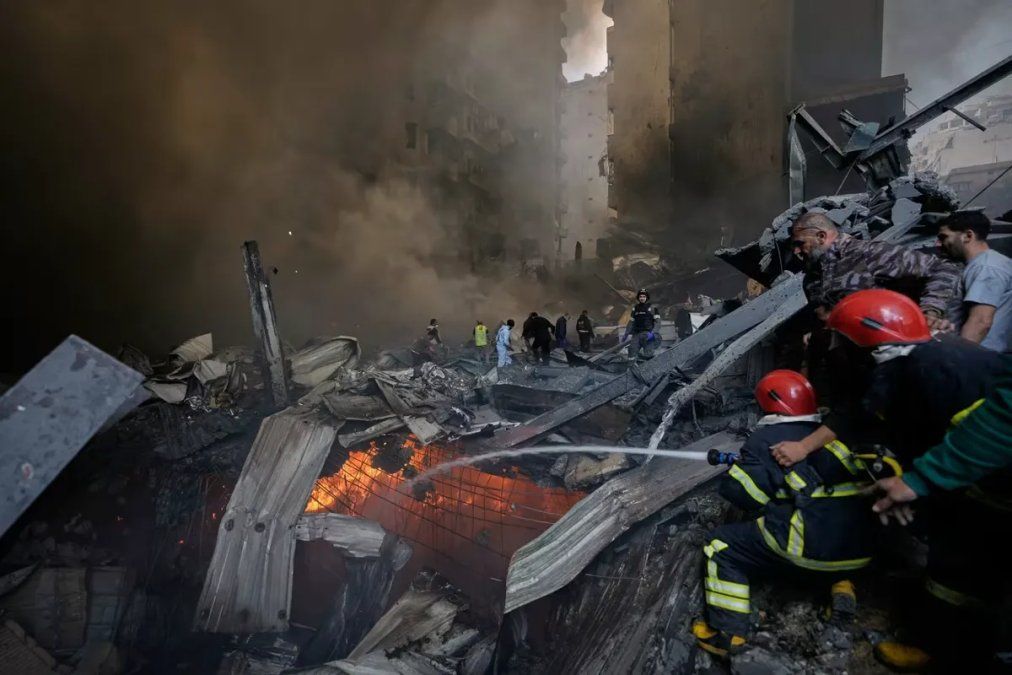 Bomberos intentan sofocar las llamas en el lugar de un ataque aéreo que impactó un edificio de apartamentos en Beirut, Líbano, el miércoles. Bomberos intentan sofocar las llamas en el lugar de un ataque aéreo que impactó un edificio de apartamentos en Beirut, Líbano, el miércoles.
