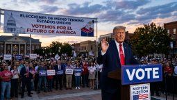 Imagen creada con IA en donde se ve a Donald Trump haciendo campaña política.